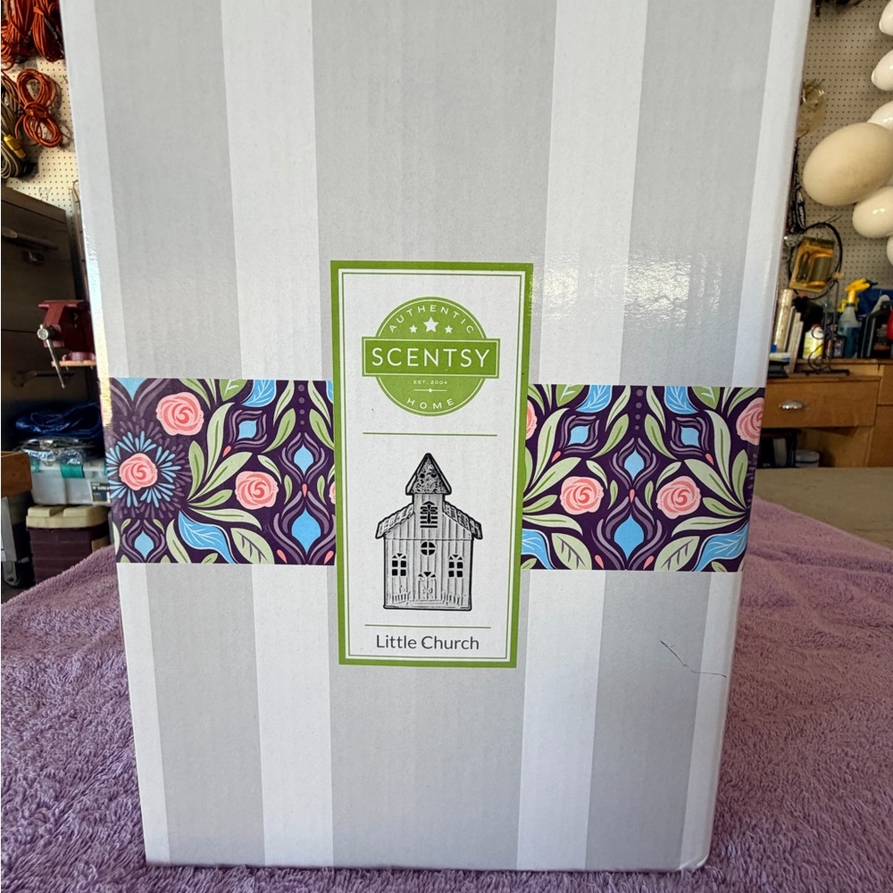 Scentsy Illuminated Church Warmer - Black and White